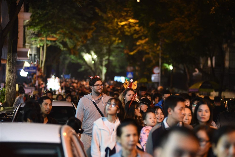 Đến khoảng 19 giờ tối, những ngả đường dẫn vào Nhà thờ Lớn ở trung tâm Hà Nội đã tắc nghẽn.