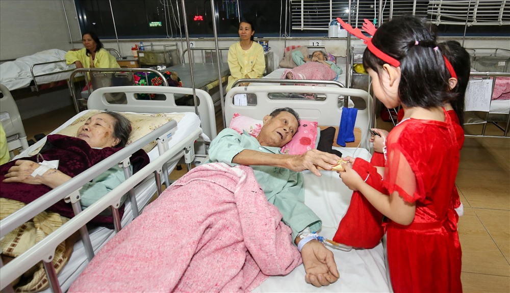 Các bé đi tặng quà cho các ông, bà bệnh nhân. Ảnh: NN