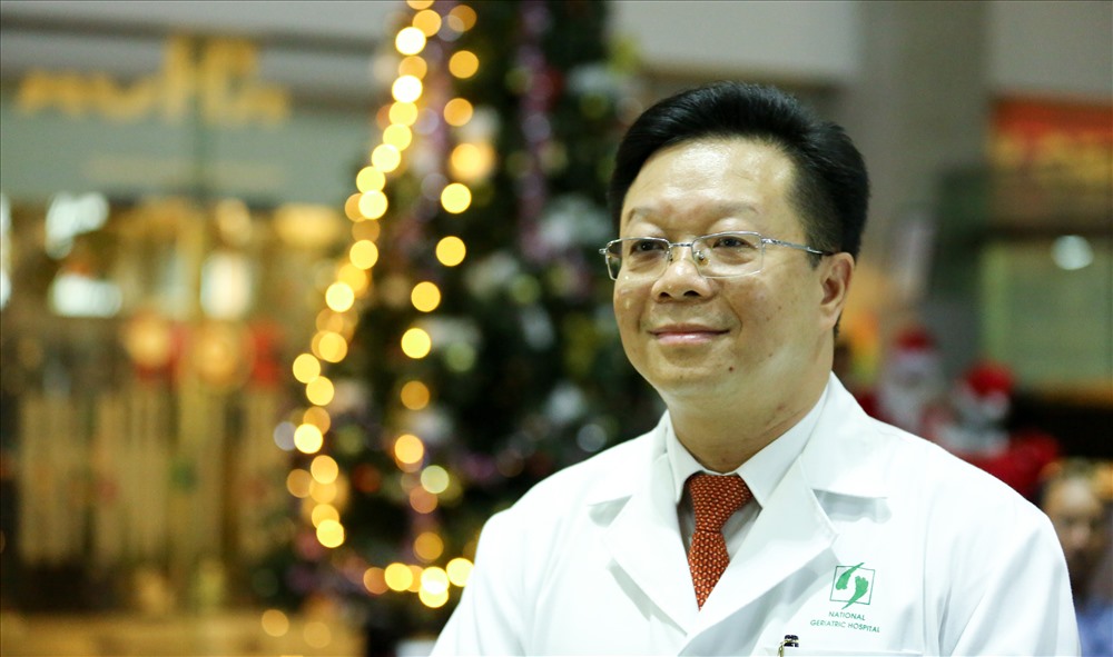 “Đây là mùa Noel ấm áp với các bệnh nhân tại bệnh viện Lão khoa TƯ, khi trong đêm Giáng sinh họ được hòa vào không khí giáng sinh với ông già Noel, với những em bé “tuần lộc” đáng yêu và cả quà Noel. Chúng tôi mong muốn các bệnh nhân sẽ có được những niềm vui giản dị và an lành như vậy trong đêm Giáng sinh“- ông Trung Anh, Giám đốc BV Lão khoa TƯ nói. Ảnh: NN