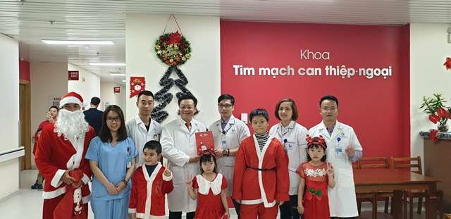 Lãnh đạo bệnh viện động viên kíp trực tại Khoa Tim mạch can thiệp ngoại. Ảnh: NN