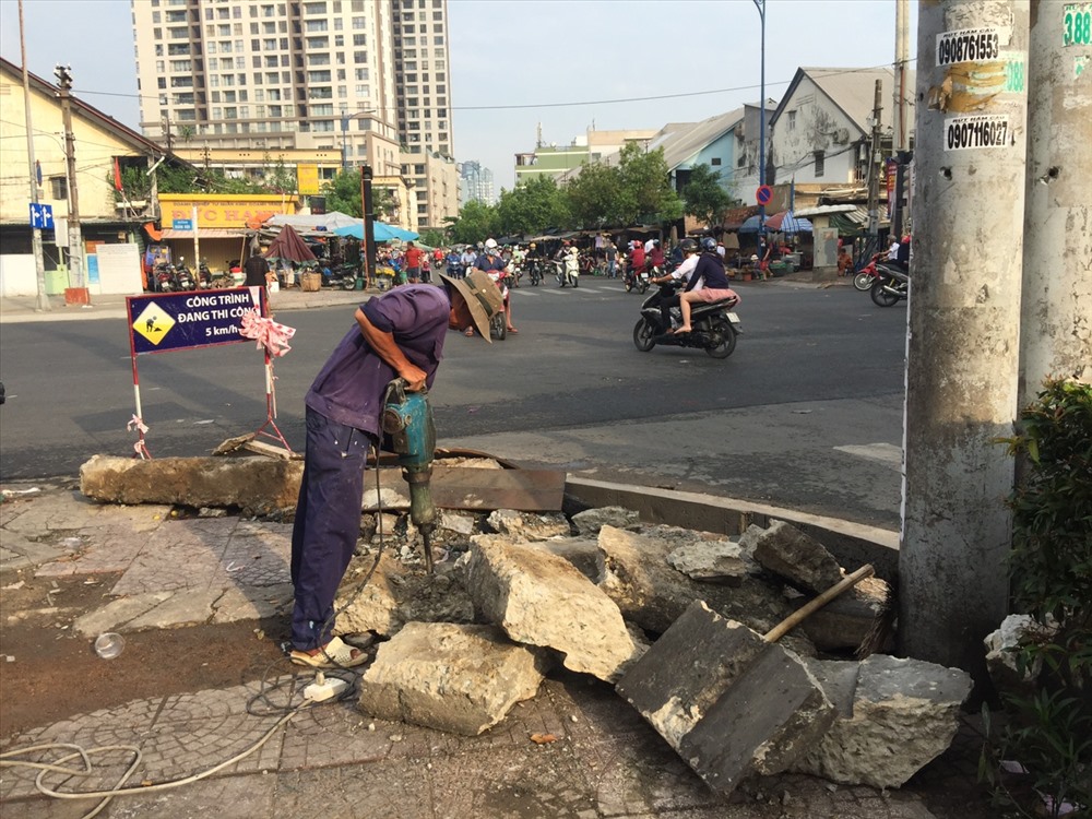 Công nhân đang thi công vỉa hè.