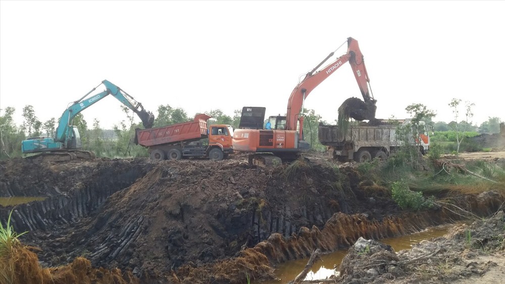 Hàng ngày, các hạng mục giải phóng, san lấp mặt bằng vẫn đang được doanh nghiệp thực hiện. Ảnh: C.H