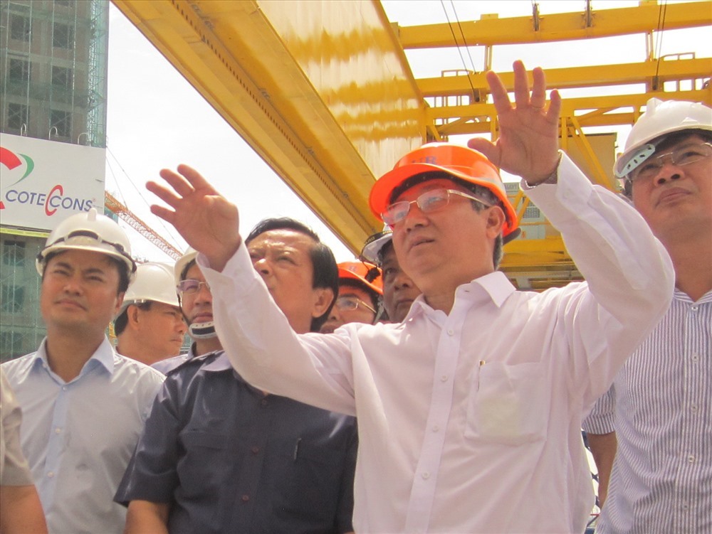 Ông Hoàng Như Cương - Phó Trưởng Ban Quản lý đường sắt đô thị TPHCM trong một lần thị sát công trường metro số 1 (Bến Thành - Suối Tiên). Ảnh: M.Q