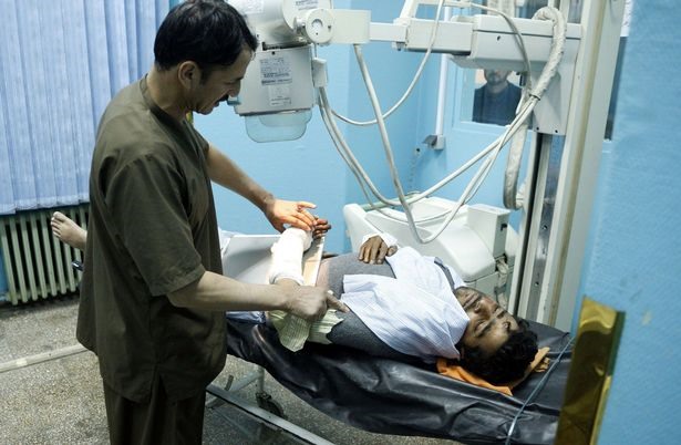 Một người đàn ông bị thương được điều trị.