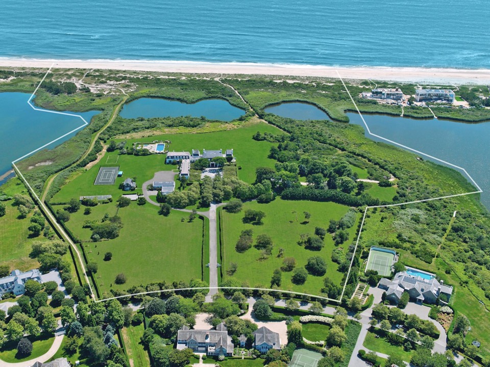 Được biết đến là một trong những khu nhà giàu của Mỹ, Hamptons, nằm ở phía Đông Long Island, là nơi có giá nhà đắt nhất tại New York, Mỹ. Trong đó, Jule Pond - dinh thự đắt nhất tại khu vực này, đang được rao bán với giá 175 triệu USD.