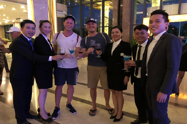 Du khách nước ngoài rất bất ngờ khi được giáng sinh sớm ở nơi xa xứ.