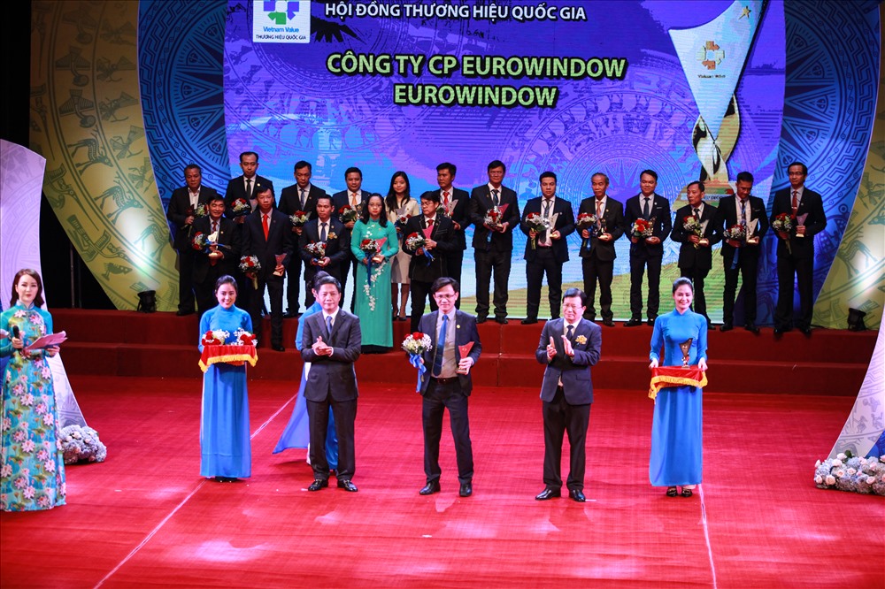 Đại diện Eurowindow vinh dự nhận cúp Thương hiệu Quốc gia Việt Nam 2018 (Nguồn: Eurowindow)