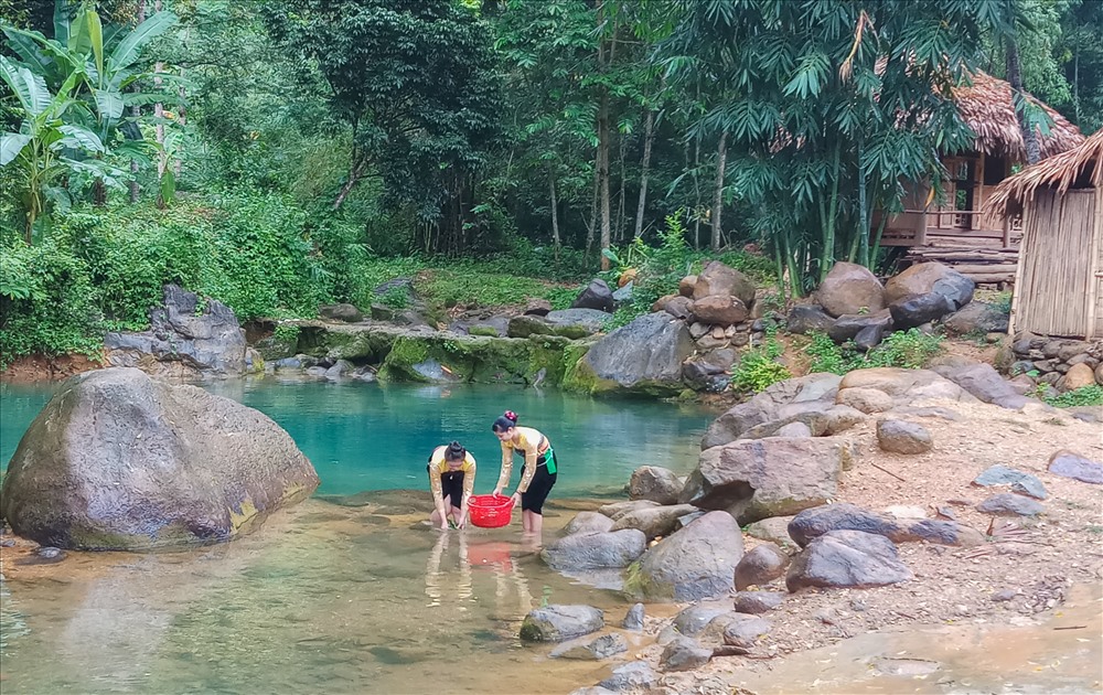 Nước suối trong vắt