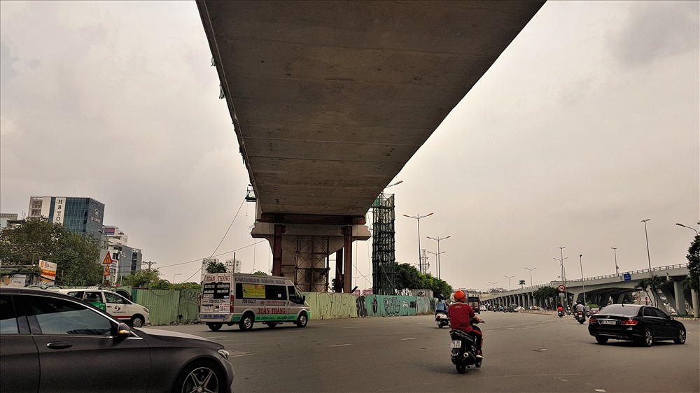 Ghi nhận của PV, hiện một số đoạn của tuyến Metro này vẫn đang được thi công. Tuy nhiên, số công nhân cũng ít hơn, không khí trên công trường không còn hối hả như trước đây. Ảnh: Trường Sơn