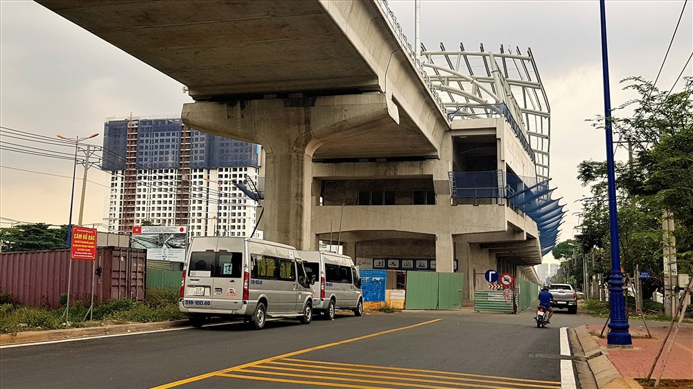 Hiện một số depot, nhà ga vẫn đang được thi công nhưng cầm chừng. Bên cạnh đó, việc lắp đường ray cũng đang được tiến hành nhưng chỉ mới hơn 3km. Về vấn đề này, KTNN cho rằng Metro số 1 Bến Thành - Suối Tiên áp dụng tiêu chuẩn kỹ thuật hệ thống đường sắt đô thị châu Á - Strasya. Tuy nhiên, một số chỉ tiêu lại không tuân thủ đúng chỉ dẫn như sử dụng loại ray UIC 54 thay cho ray 50 kgN; tải trọng trục 16 tấn/trục thay cho 14 tấn/trục. Ảnh: Trường Sơn