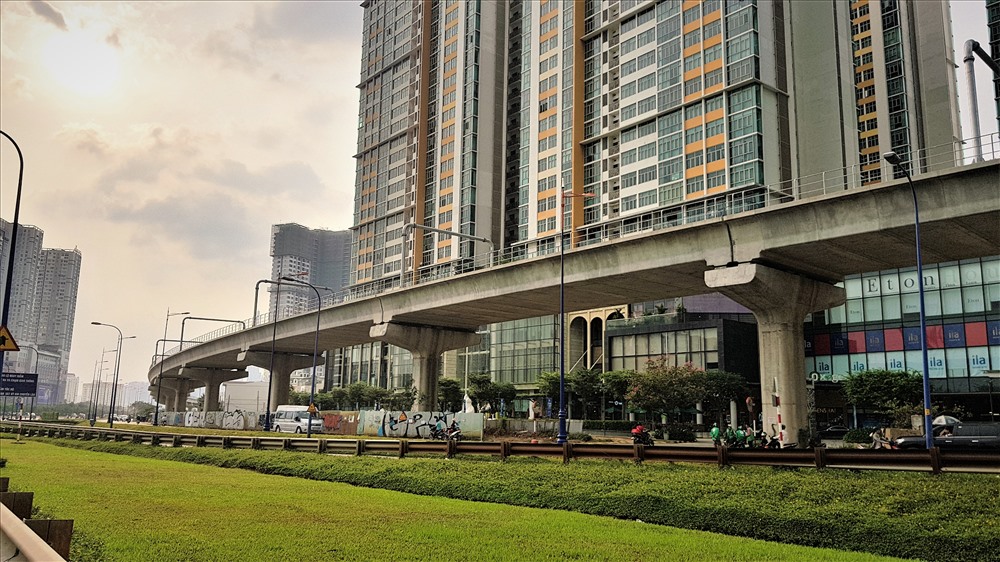 Với rất nhiều kỳ vọng về phương thức giao thông an toàn, tiện lợi nên không chỉ TPHCM đổ tiền vào đầu tư mà các các dự án bất động sản cũng tập trung vào điểm mạnh này nhằm tăng lợi thế cạnh tranh, thu hút khách hàng. Ảnh: Trường Sơn