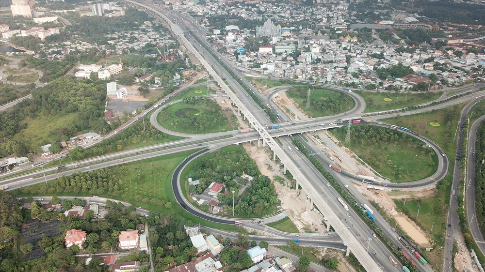 Sau nhiều năm thi công, đến nay tuyến Metro đầu tiên của TPHCM đã thành hình. Với chiều dài 19,7km, công trình này được kỳ vọng sẽ là phương thức giao thông mới giúp giảm kẹt xe từ các quận phía Đông vào trung tâm TP. Tuy nhiên, quá trình thực hiện, dự án đã đội vốn từ 17.000 tỉ đồng lên 47.000 tỉ đồng và cho đến hiện nay vẫn chỉ hoàn thành được hơn nửa khối lượng công việc. Ảnh: Trường Sơn