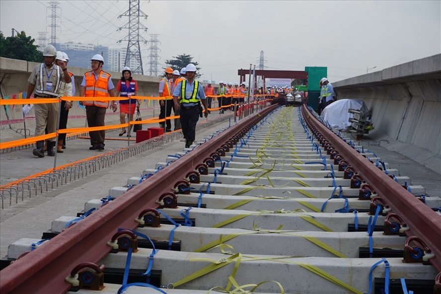 Về vấn đề này, KTNN cho rằng Metro số 1 Bến Thành - Suối Tiên áp dụng tiêu chuẩn kỹ thuật hệ thống đường sắt đô thị châu Á - Strasya. Tuy nhiên, một số chỉ tiêu lại không tuân thủ đúng chỉ dẫn như sử dụng loại ray UIC 54 thay cho ray 50 kgN; tải trọng trục 16 tấn/trục thay cho 14 tấn/trục