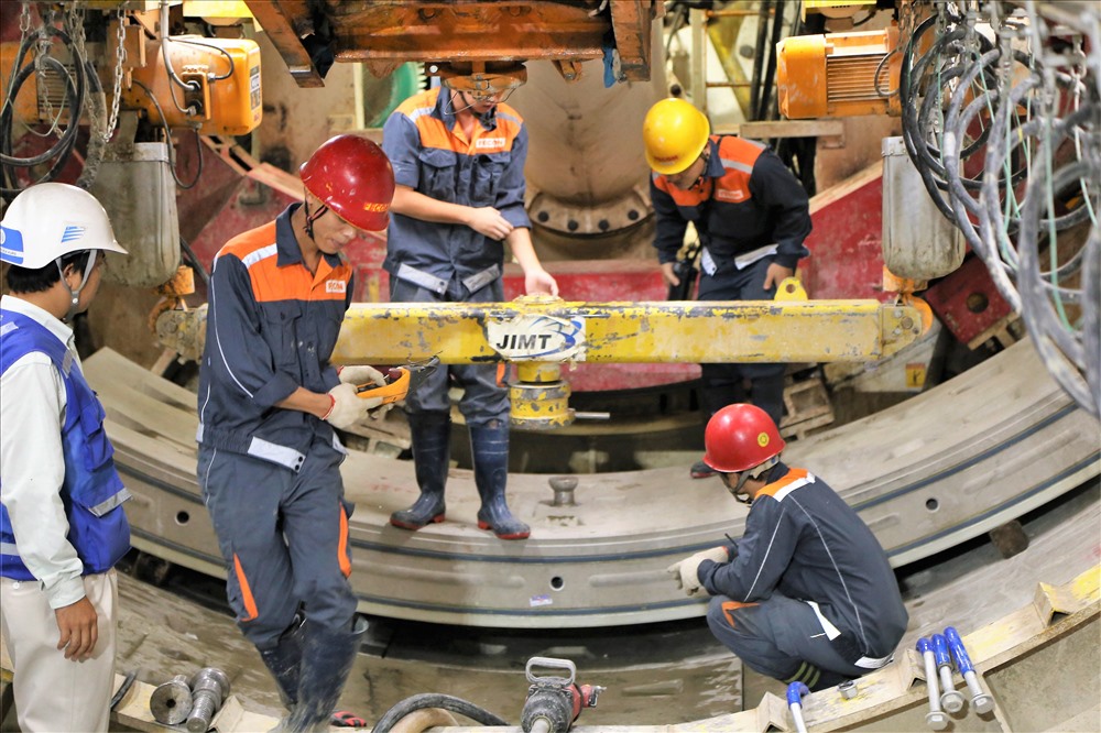 Sau kết luận của Kiểm toán Nhà nước về một số sai phạm trong dự án tuyến Metro số 1 (Bến Thành - Suối Tiên), trong đó có vấn đề thay đổi độ dày tường vay từ 2m xuống 1,5, hiện BQL Dự án đã chuyển hồ sơ sang Sở GT-VT để thẩm định theo quy trình. Trong ảnh là cảnh công nhân đang thi công hầm tuyến Metro số 1 (khác với gói thầu bị quy là có sai phạm). Ảnh tư liệu Trường Sơn.