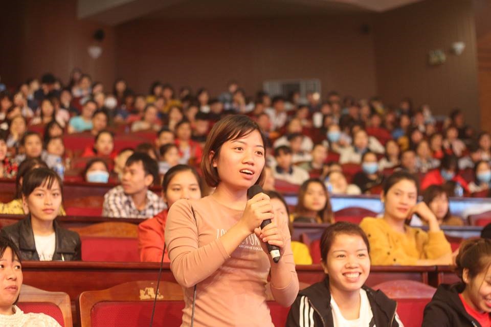 Công nhân tham gia chương trình trả lời câu hỏi. Ảnh: Trần Vương