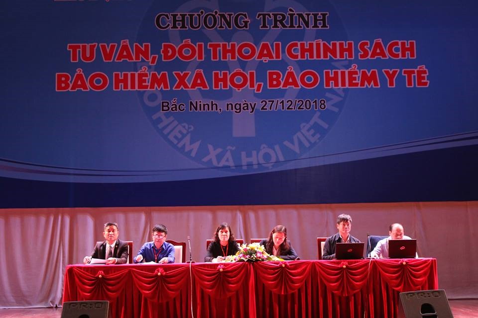 Bàn tư vấn trực tiếp các câu hỏi tại chương trình bên trong hội trường. Ảnh: Trần Vương