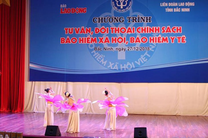 Tiết mục văn nghệ mở đầu chương trình. Ảnh: Trần Vương