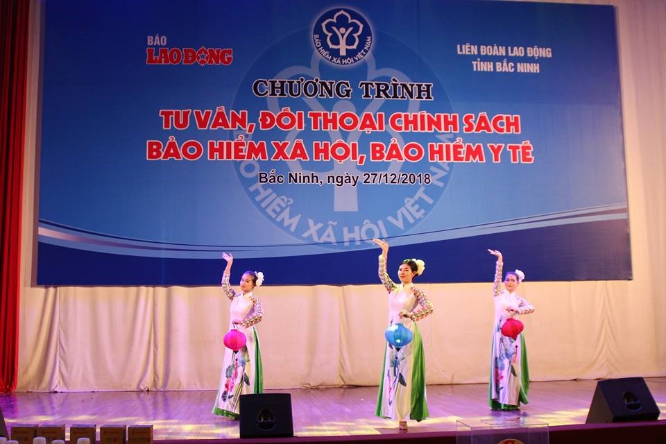 Tiết mục văn nghệ Hương sắc hoa đăng. Ảnh Trần Vương
