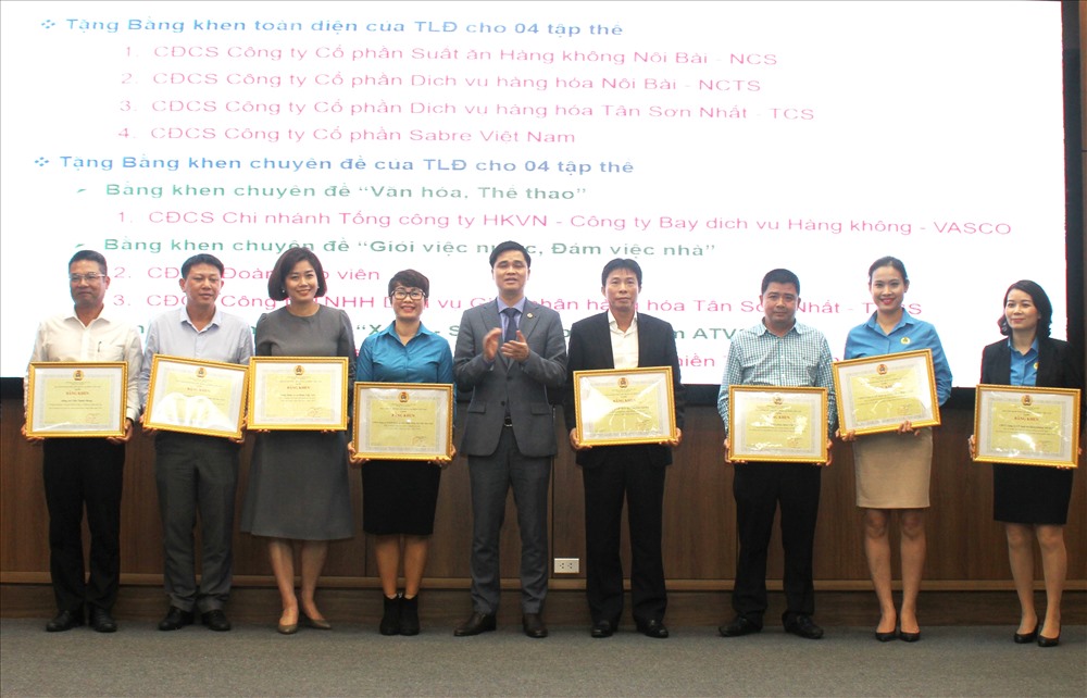 Phó Chủ tịch Tổng LĐLĐVN Ngọ Duy Hiểu trao tặng Cờ của Tổng LĐLĐVN cho các tập thể. Ảnh: CĐ TCty Hàng không VN