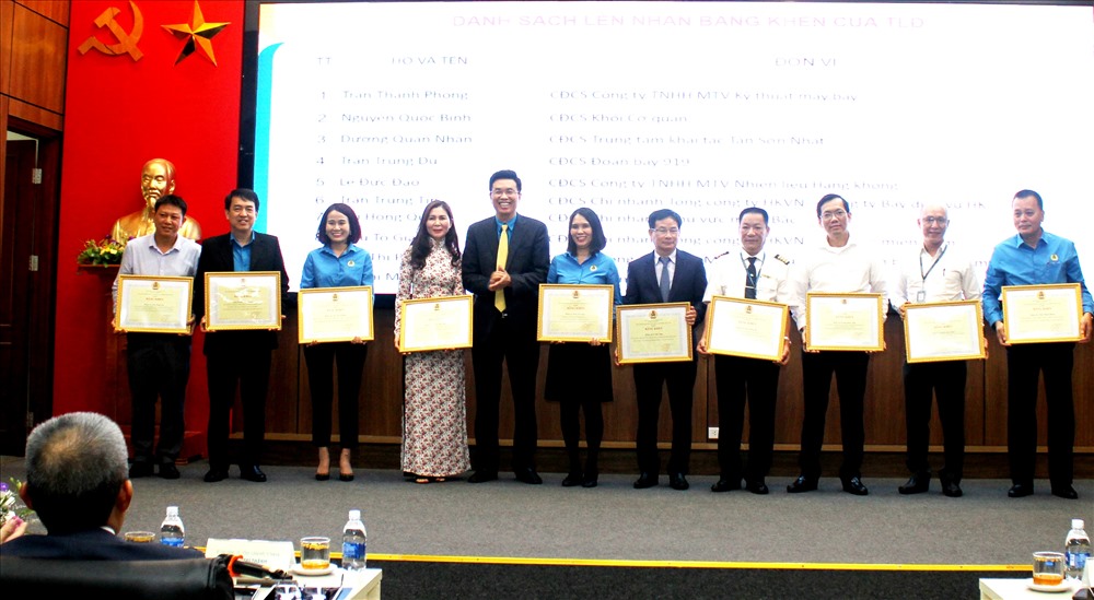 Chủ tịch CĐ TCty Hàng không VN Tạ Thiên Long trao Bằng khen cho các cá nhân xuất sắc. Ảnh: CĐ TCty Hàng không VN