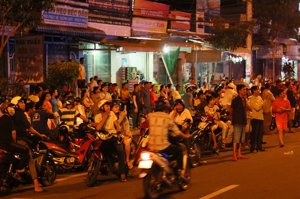 Đến 22h30 vẫn còn khá đông người dân nán lại quan sát hiện trường vụ cháy và cảnh tượng các chiến sĩ cảnh sát PCCC thu dọn “chiến trường“. Ảnh: Bảo Trung