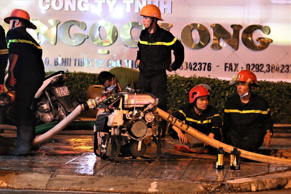 Máy bơm nước cũng đã được huy động để tổng lực tiến hành dập lửa. Ảnh: Bảo Trung