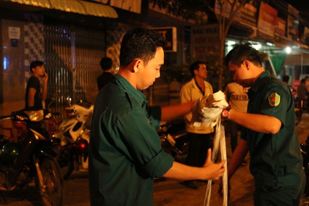 Đến 22h30 vẫn còn khá đông người dân nán lại quan sát hiện trường vụ cháy và cảnh tượng các chiến sĩ cảnh sát PCCC thu dọn “chiến trường“. Ảnh: Bảo Trung