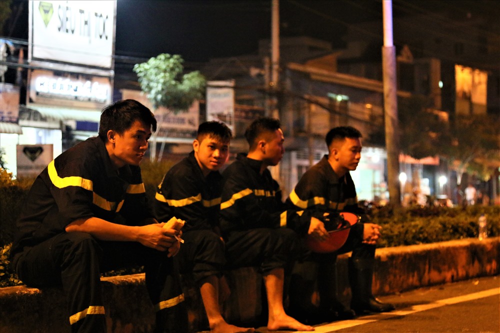 Sau đám cháy lớn, nhiều người ngồi thất thần giữa một góc để lấy lại sức lực. Ảnh: Bảo Trung