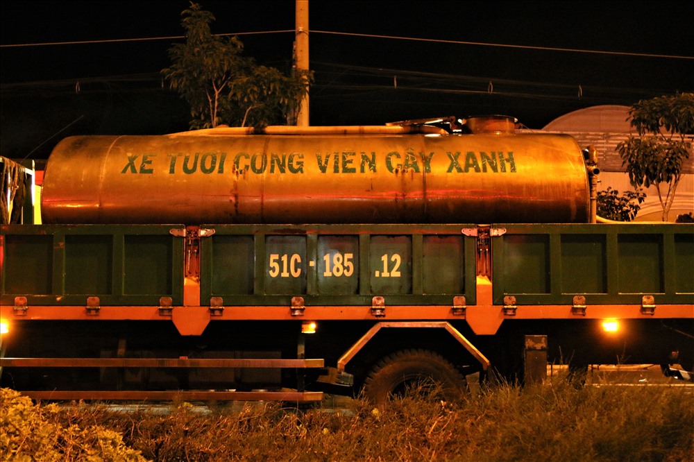 Chiếc xe trên cũng đã bị khỏi của đám cháy làm biến dạng màu sơn so với lúc ban đầu...Ảnh: Bảo Trung