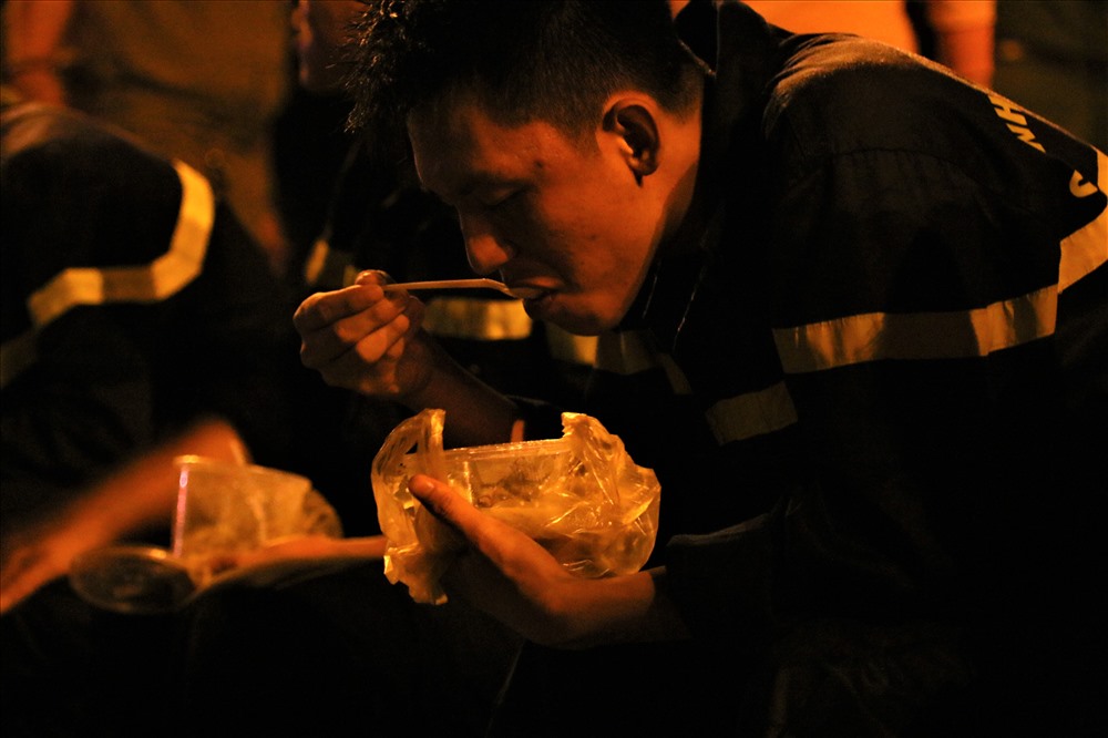 Những muỗng cơm ăn vội lúc giữa khua...Ảnh: Bảo Trung