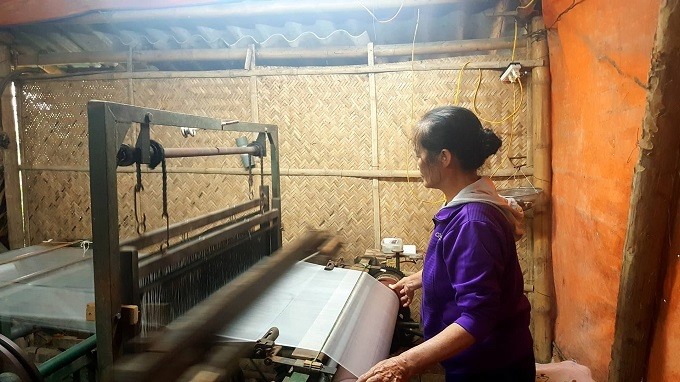 Vợ ông Tiệp tiếp nối nghề dệt truyền thống của gia đình.