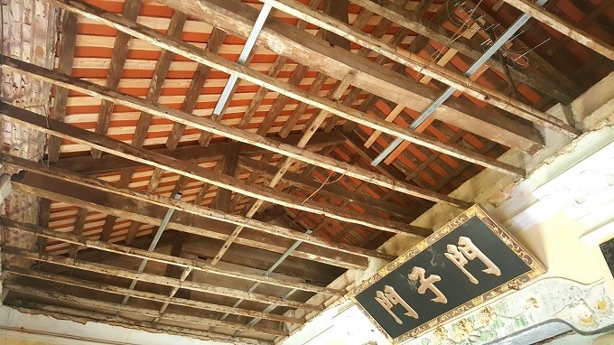 Ông Tiệp chia sẻ, trần nhà tầng 2 bằng vôi vữa trộn với rơm. Do lâu ngày, lớp hỗn hợp đó hay bong tróc, rơi xuống nên ông đã cho tháo dỡ xuống.