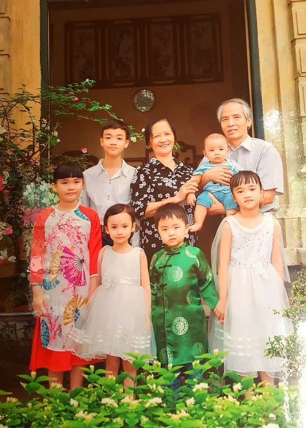 Vợ chồng ông Tiệp chụp ảnh cùng các cháu bên ngôi biệt thự cổ.
