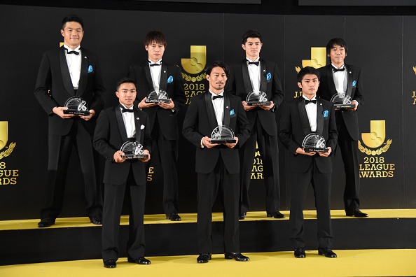 Chanathip (hàng dưới, trái) nằm trong đội hình tiêu biểu của J.League 2018 (Ảnh: Getty)