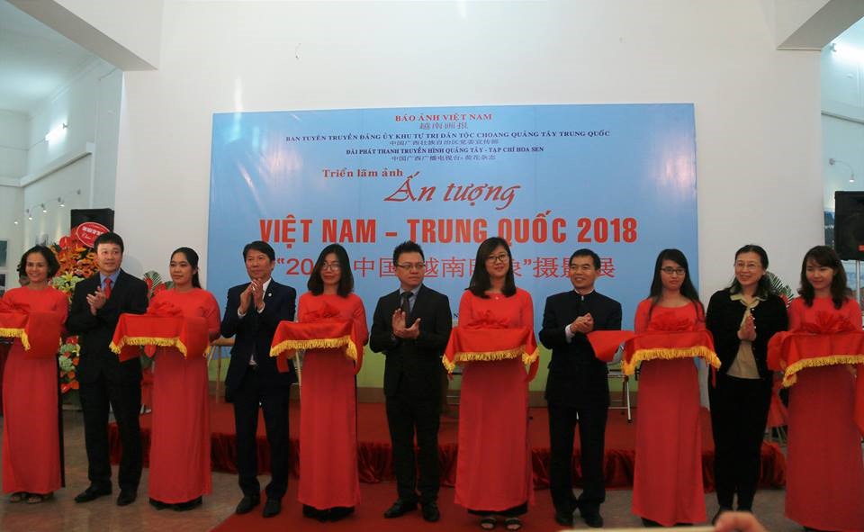 Cắt băng khai mạc tiển lãm “Ấn tượng Việt Nam - Trung Quốc 2018”.