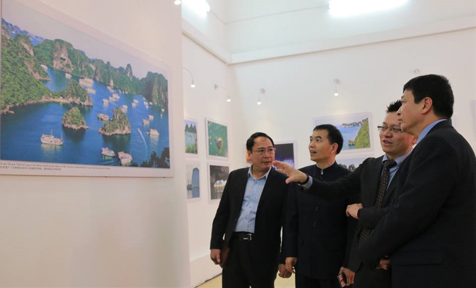 Khách tham quan triển lãm.
