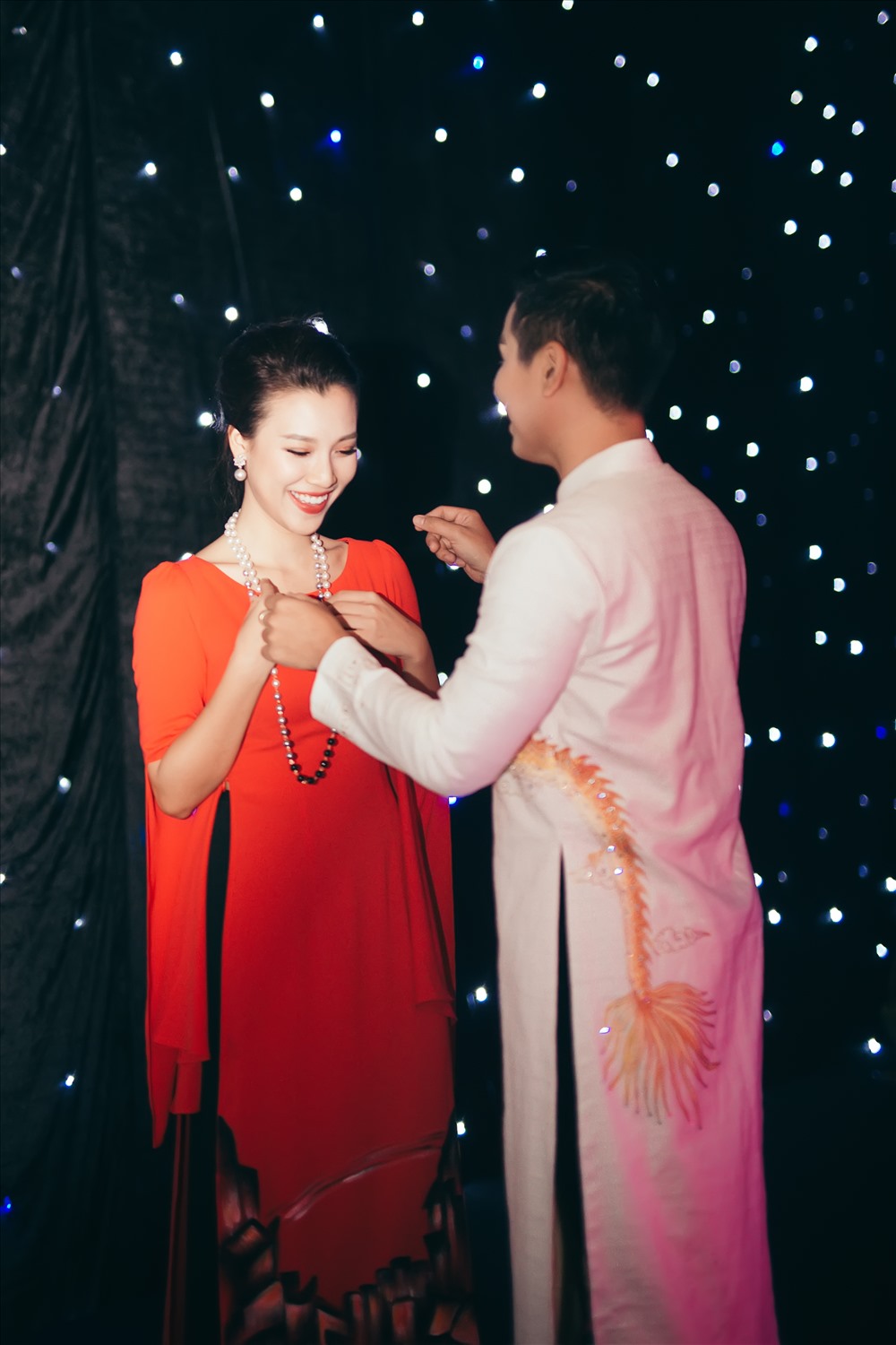 Nguyên Khang sửa tóc, chỉnh áo cho Á hậu Hoàng Oanh.