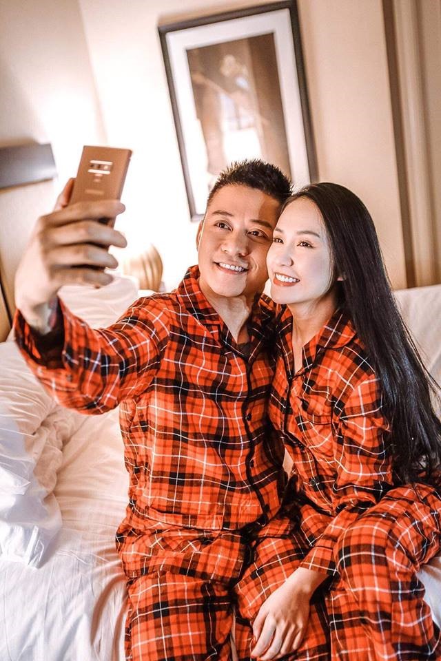 Tuấn Hưng và vợ.