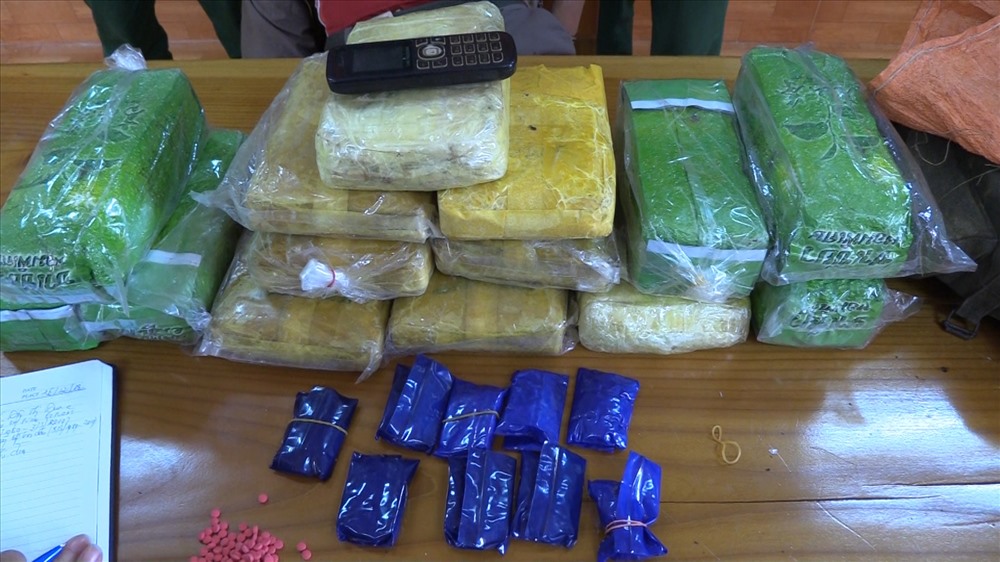 Tang vật thu giữ tại hiện trường là 50 .000 viên ma túy tổng hợp, 06 kg ma túy đá, 1 điện thoại di động.