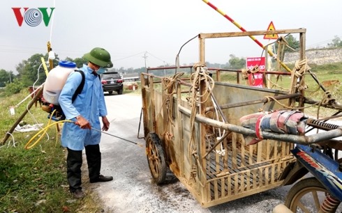 Phun thuốc khử trùng đề phòng dịch LMLM lây lan sang vùng khác. Ảnh: Theo VOV