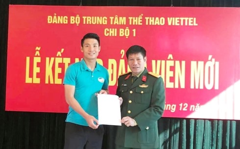 Trung vệ Bùi Tiến Dũng được kết nạp Đảng trước Asian Cup 2019.