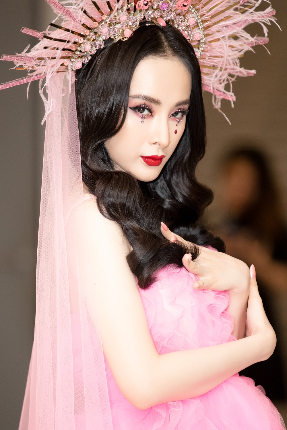 Angela Phương Trinh có tạo hình nổi bật tại show thời trang của nhà thiết kế Đỗ Mạnh Cường. Ảnh: Mr. AT.