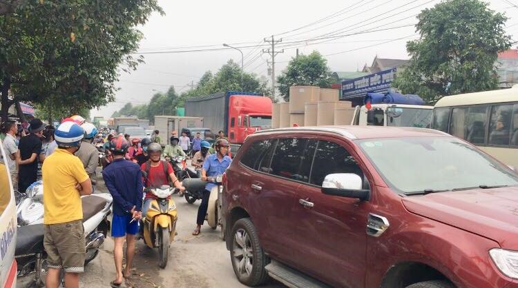 Tai nạn khiến đường ĐT 743 bị ùn tắc kéo dài.