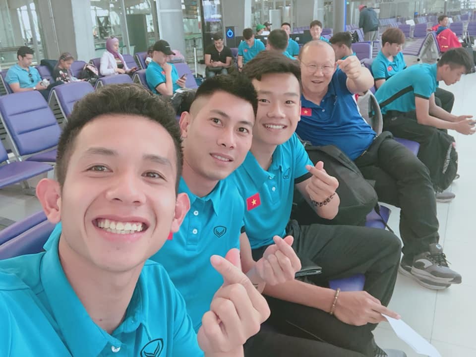 HLV Park Hang-seo “bắn tim” cùng các học trò. Ảnh: Facebook Hồng Duy.