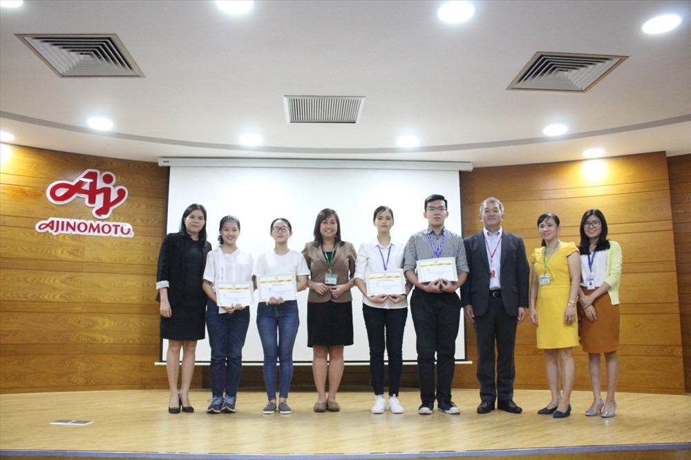 Thầy cô và các tân thủ khoa, á khoa tại lễ trao học bổng.