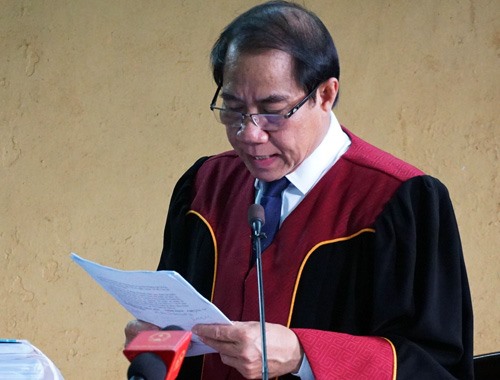 Chủ tọa phiên tòa tuyên án.