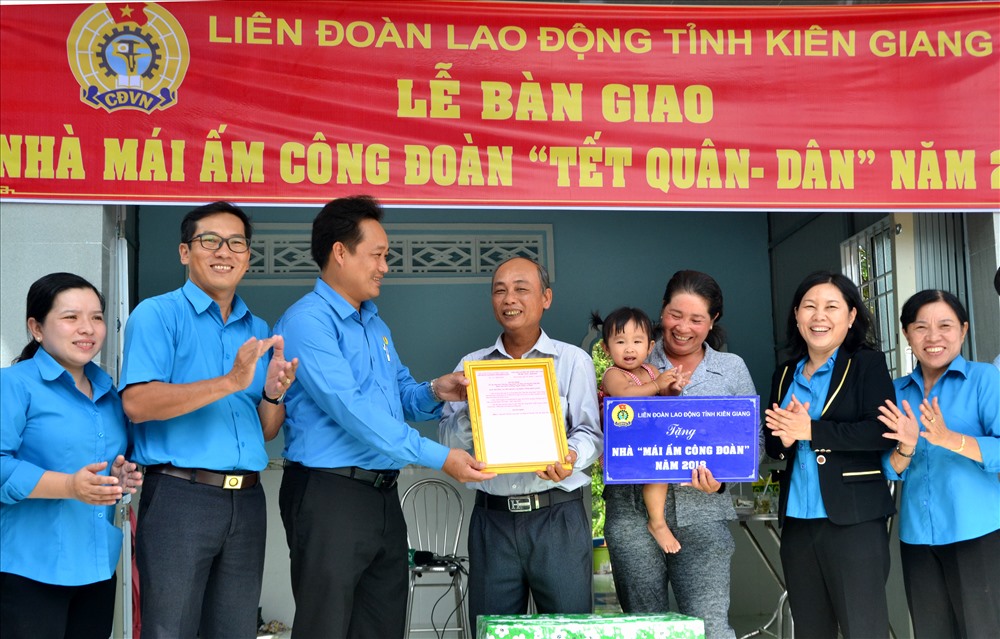 LĐLĐ Kiên Giang trao quyết định bàn giao MÂCĐ cho đoàn viên Nguyễn Tuấn Hải nhân dịp Tết Quân - dân năm 2019. Ảnh: Lục Tùng