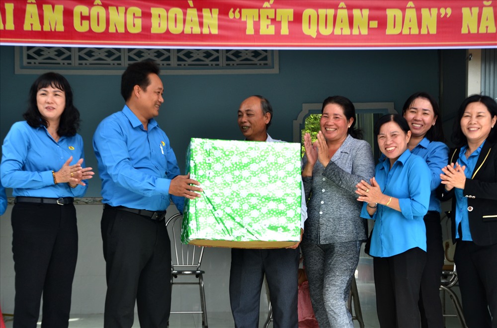 Dịp này, ông Đằng cũng trao phần quà có ý nghĩa của LĐLĐ Kiên Giang cho gia đình đoàn viên Nguyễn Tuấn Hải. Ảnh: Lục Tùng