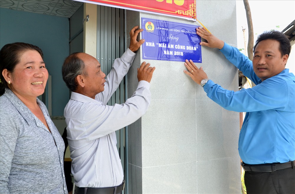 Phó Chủ tịch Thường trực LĐLĐ Kiên Giang Phạm Văn Đằng cùng vợ chồng đoàn viên Nguyễn Tuấn Hải gắn biển công trình MÂCĐ. Ảnh: Lục Tùng
