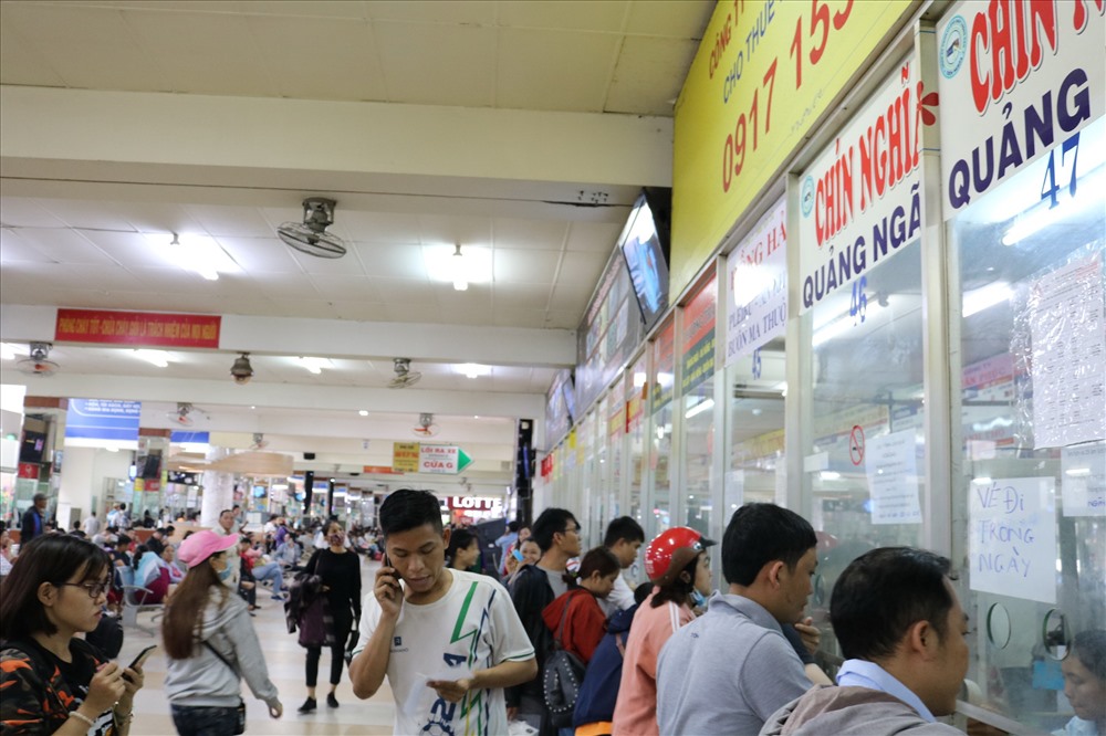Hành khách mua xe đi nghỉ Tết dương lịch 2019 tại bến xe Miền Đông.